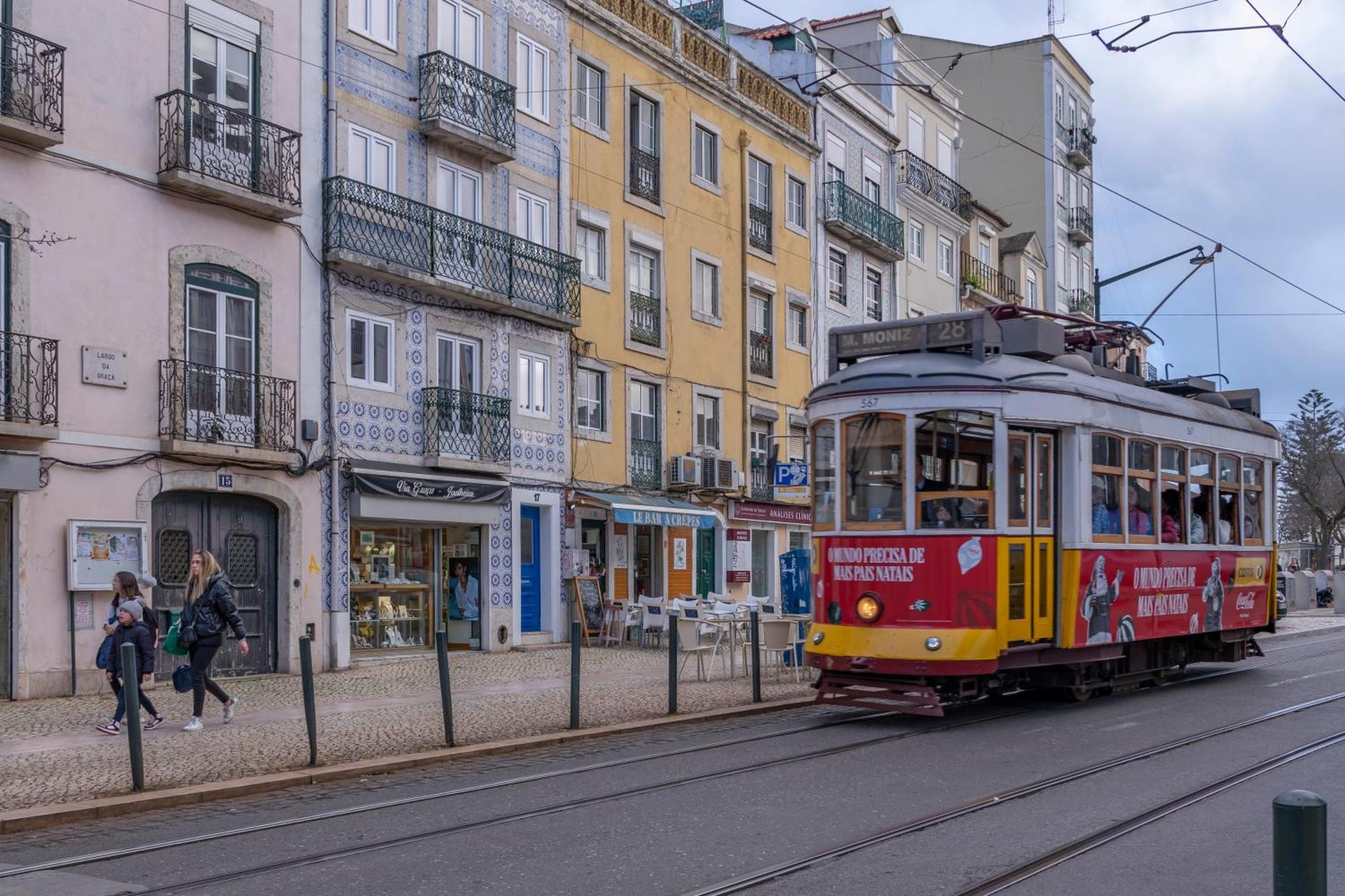 Superb Apartments Overlooking Graca In Lisbon Exterior photo