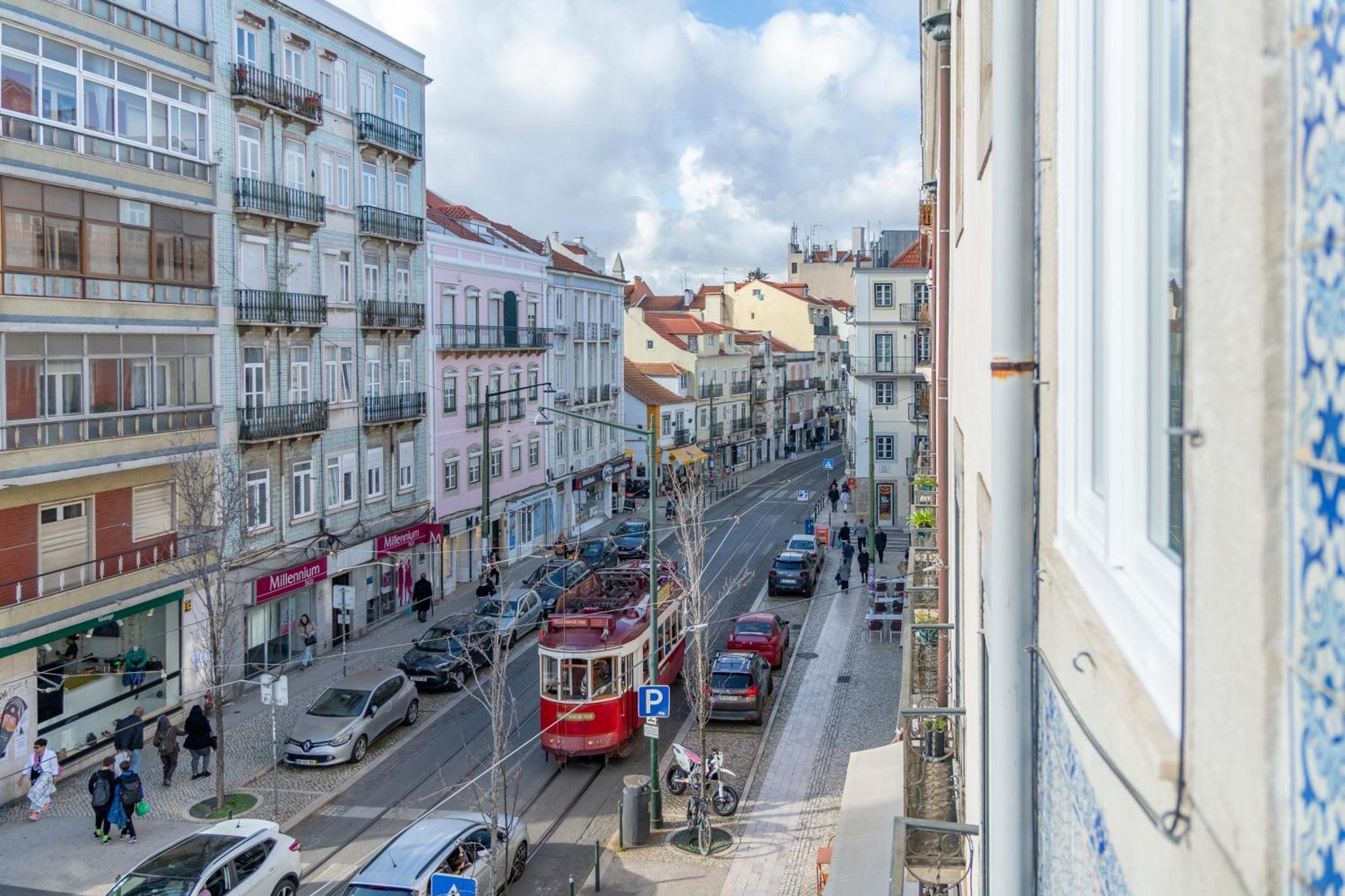 Superb Apartments Overlooking Graca In Lisbon Exterior photo